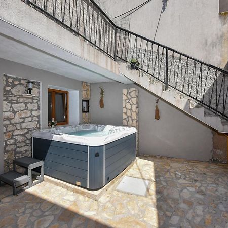 Apartment Loro With Jacuzzi Posedarje Exterior foto