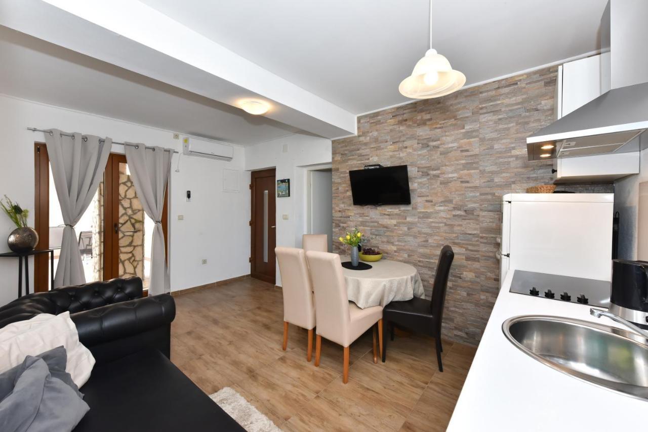 Apartment Loro With Jacuzzi Posedarje Exterior foto